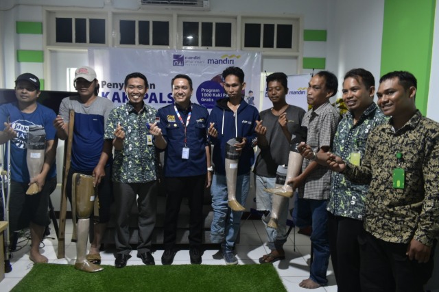 IZI - MAI Foundation jalin kerja sama berikan kaki palsu kepada duafa disabilitas yang ada di daerah Sulawesi Selatan. Dok. IZI