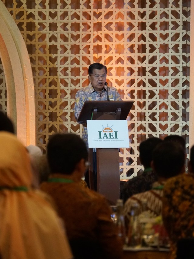 Mantan wakil presiden RI Jusuf Kalla memberi sambutan di acara Seminar Nasional Ekonomi Islam di Kantor Pusat DJP, Jakarta, Jumat (13/12). Foto: Irfan Adi Saputra/kumparan