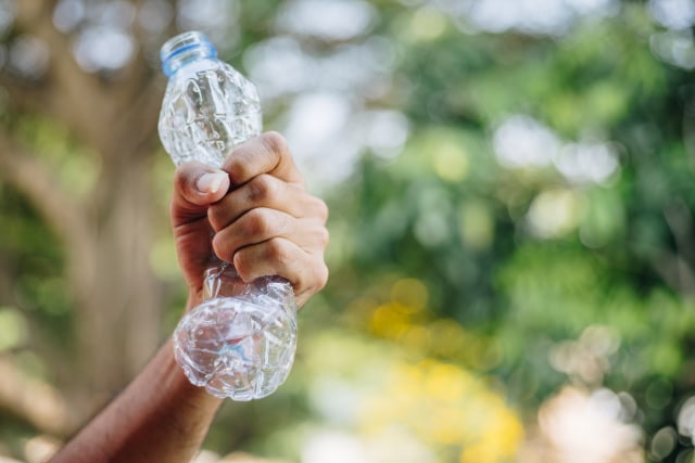 meremukkan plastik botol