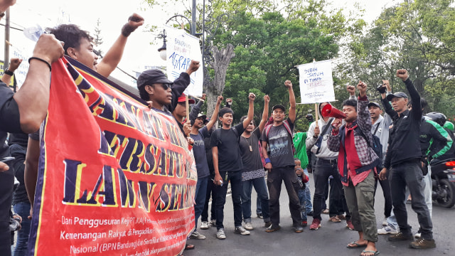 Aksi solidaritas terhadap lima warga Kebon Jeruk Kota Bandung, Kamis (12/12). (Foto: Assyifa)