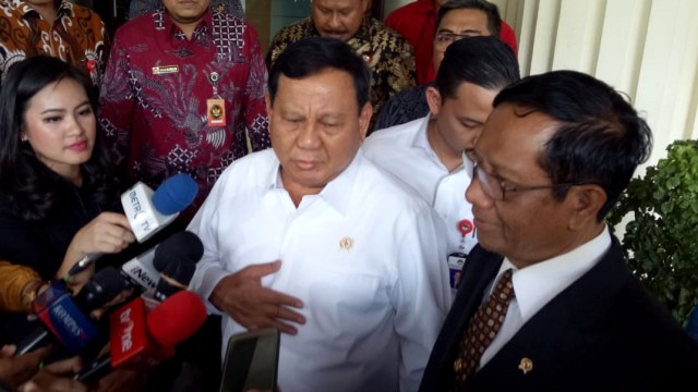 Menhan Prabowo Subianto saat sambangi Menko Polhukam Mahfud MD.  Foto: Aprilandika Pratama/kumparan