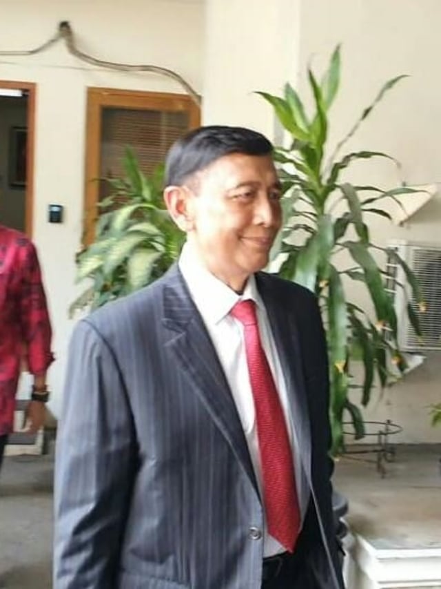 Eks Menko Polhukam Wiranto saat meninggalkan kantor Kemenko Polhukam. Foto: Aprilandika Pratama/kumparan