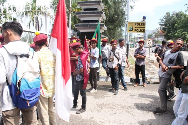 Aksi unjuk rasa yang digelar PMKRI Cabang Kupang menyikapi kematian misterius ASN Pemkab Ende, Anselmus Wora. Foto: Dok. PMKRI Cabang Kupang. 