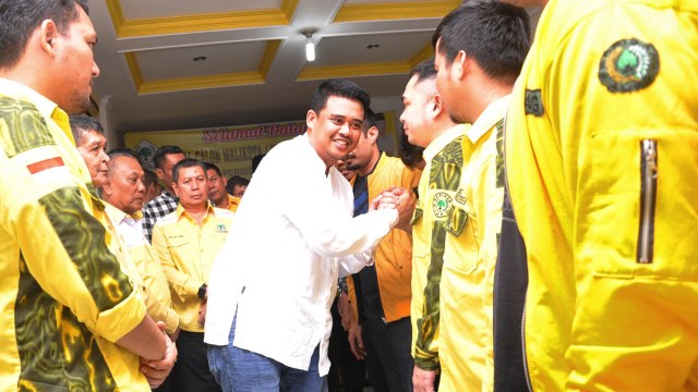 Menantu Presiden Joko Widodo, Bobby Afif Nasution mendaftar bakal calon Wali Kota Medan di DPD Partai Golkar Medan. Foto: ANTARA FOTO/Septianda Perdana