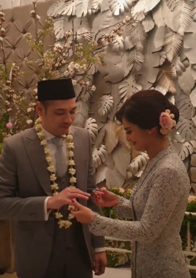 Cut Tari resmi menikah dengan Richard Kevin. Foto: Instagram/@deecehasan