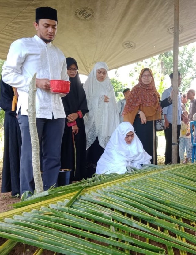 Istri dan anak almarhum Tgk Muslim Ibrahim ikut dalam proses penguburan. Foto: Nurdin/Humas MPU Aceh