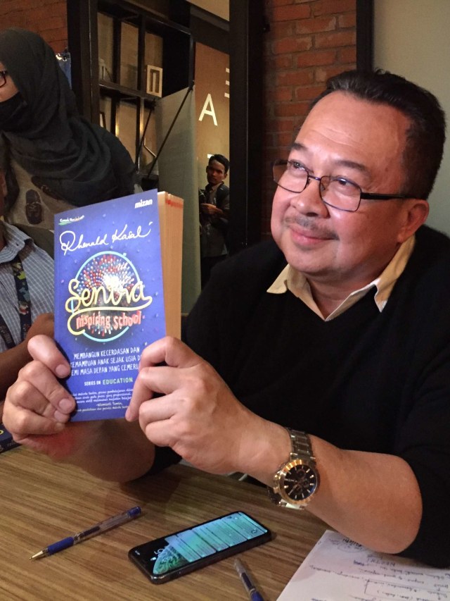 Peluncuran Buku 'Sentra' Karya Rhenald Kasali di FX Senayan, Jakarta Selatan, Jumat (13/12). Foto: Darin Atiandina/kumparan