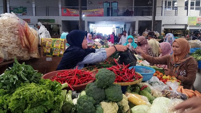 Pedagang sayuran melayani pembeli di salah satu pasar tradisional di Kabupaten Kuningan. (Andri Yanto)