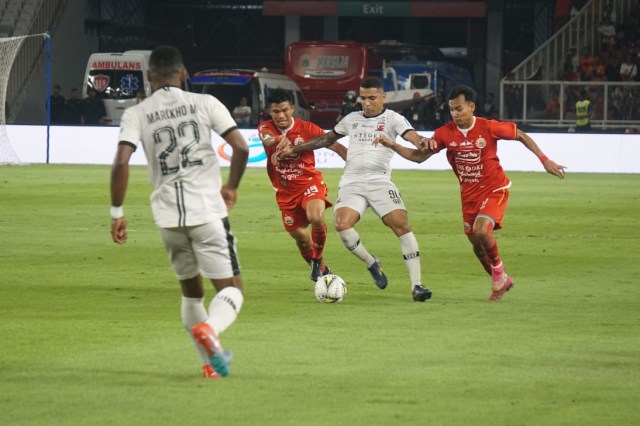 Suasana pertandingan Persija Jakarta melawan Madura United, Jumat (13/12). Foto: Fanny Kusumawardhani/kumparan