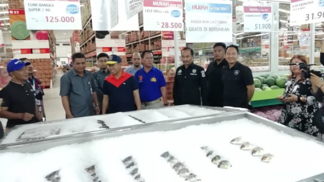 Tim Satgas Pangan Kalsel sidak ke pasar modern di Banjarmasin, Jumat (13/12). Foto: Polda Kalsel