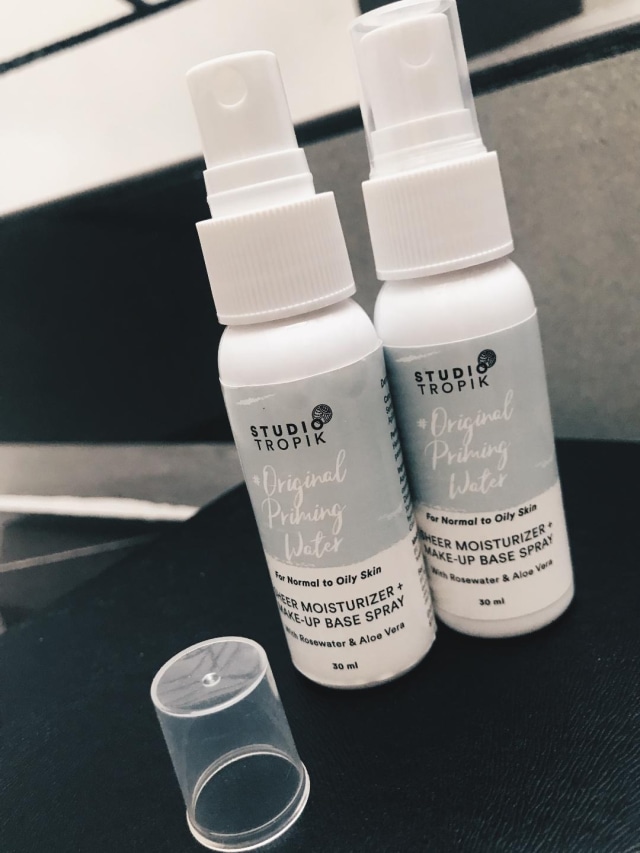 Review studio tropik, base spray yang lagi hype banget!