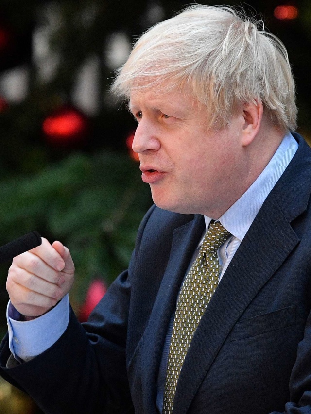 Perdana Menteri Inggris Boris Johnson saat melakukan konferensi pers. Foto: AFP/DANIEL LEAL-OLIVAS