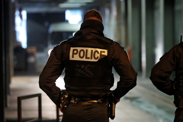 Polisi mengamankan kawasan La Defense di Paris, Prancis, usai menembak mati pria yang mengancam petugas.  Foto: REUTERS/Charles Platiau