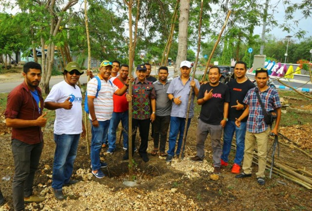 Komunitas Jurnalis Online Indonesia wilayah NTT menggelar kegiatan penanaman pohon bersama Wali Kota Kupang. Foto: istimewa.