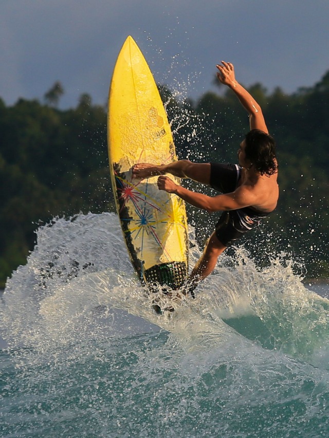 Aksi salah seorang surfer di Pantai Matanurung, Simeulue, Jumat (13/12). Foto: Abdul Hadi/acehkini