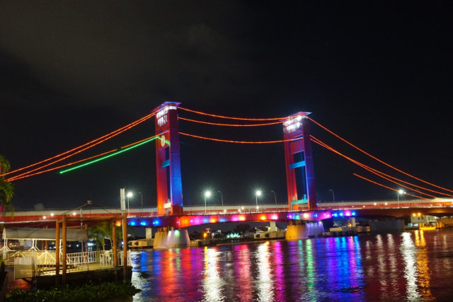 Jembatan Ampera di malam hari | Foto: Mia Kamila