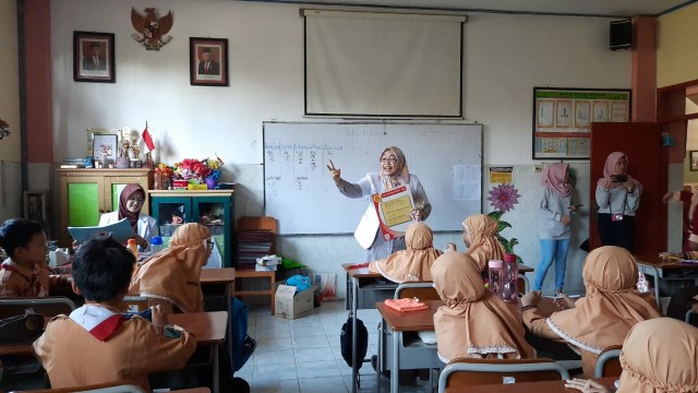 ANTUSIAS: Salah seorang wali murid tampak antusias mengajarkan pengalamannya pada para siswa di SD Insan Amanah Malang. (Foto: Dokumen)