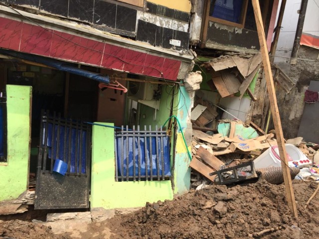 Ambruknya 2 Rumah di Matraman yang Diduga Terimbas Proyek Saluran Air (136298)