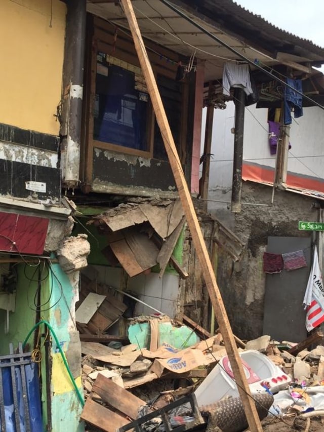 Suasana rumah yang ambruk di Jalan Kayu Manis IX, Matraman, Jakarta Timur, Sabtu (14/12) Foto: Abyan Faisal/kumparan