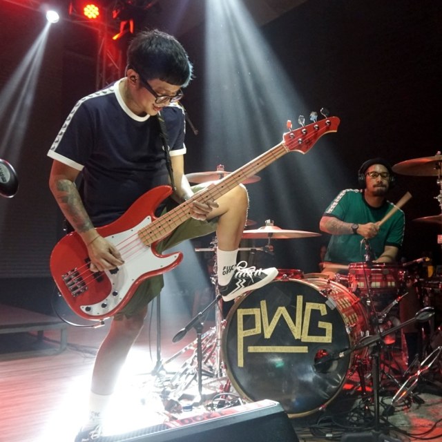 Penampilan Pee Wee Gaskins saat meluncurkan album Mixed Feelings di M Bloc Space, Jakarta Selatan, Jumat (13/12). Foto: Iqbal Firdaus/kumparan