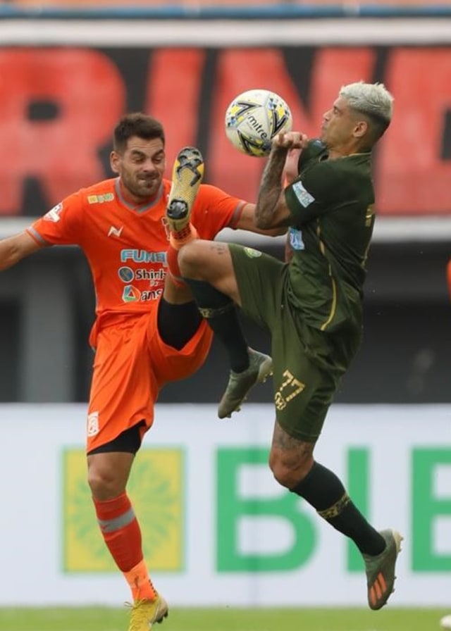 Ciro Alves berduel dengan pemain Borneo FC. Foto: dok. Liga Indonesia