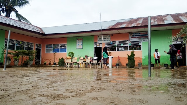 Kondisi SDN 10 Pasar Muaro Labuh tergenang lumpur usai diterjang banjir (Foto: Irwanda/Langkan.id)