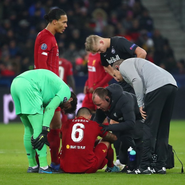 Momen ketika Dejan Lovren cedera. Foto: REUTERS/Michael Dalder