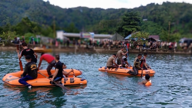 Personel TNI-Polri serta Satuan Polisi Pamong Praja (Satpol PP) di Kabupaten Tolitoli, Sulawesi Tengah saat mengikuti festival tarik tambang perahu yang diselenggarakan Komando Distrik Militer (Kodim) 1305 Buol Tolitoli, Sabtu (14/12). Foto: Istimewa