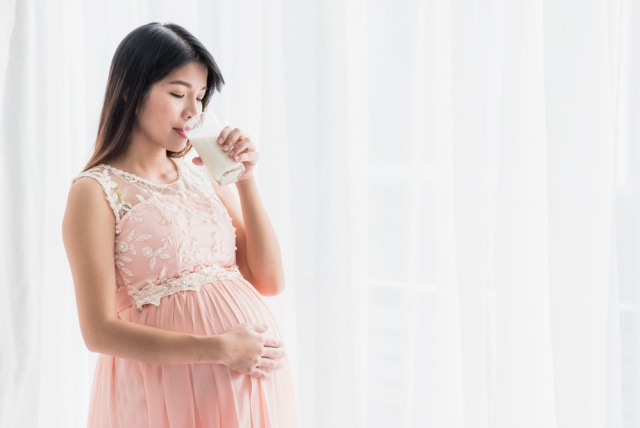 com-Ilustrasi ibu hamil minum susu. Foto: Shutterstock.
