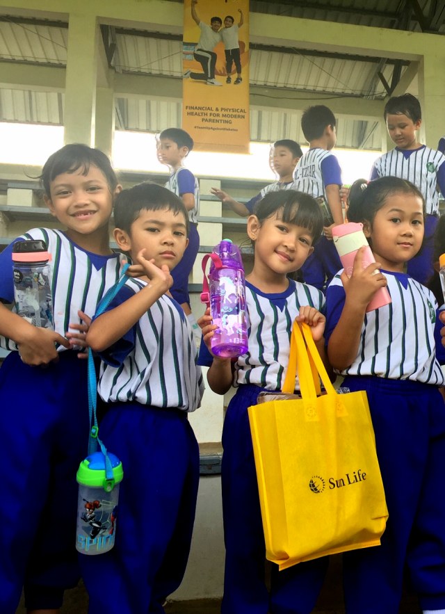 Potret murid-murid SD kelas 1 yang selalu membawa botol minum sendiri. Foto: Dian Rosalina/kumparan