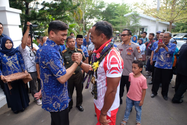 Bupati Gowa, Adnan Purichta Yasin Limpo saat memberikan salam komando ke atlet dayung, Anwar Tarra, (Makassar Indeks).
