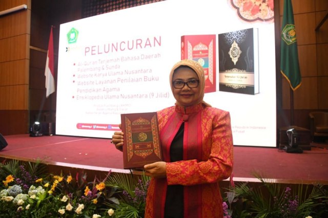 Kepala Litbang Sumsel, Ekowati Retnaningsih memperlihatkan Alquran terjemahan Bahasa Palembang. Foto. Istimewa