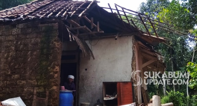Ucih (85 tahun) hidup seorang diri di rumah tidak layak huni (Rutilahu) yang dapurnya ambruk di Kampung Pamatutan RT 24/09, Desa Bojonggenteng, Kecamatan Bojonggenteng, Kabupaten Sukabumi. | Sumber Foto: Budiono