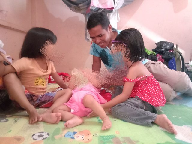 Awak media bermain bersama tiga anak dari pasien gangguan jiwa di Palangka Raya,Sabtu, (14/12)