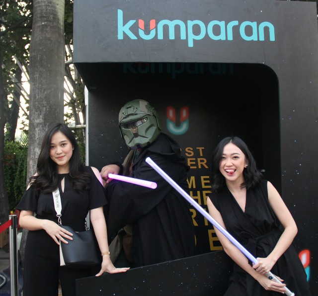 Pengujung foto bersama cosplay pasukan 'Star Wars' di Car Free Day sisi trotoar Jalan Sudirman, Jakarta, Minggu (15/12).  Foto: Nugroho Sejati/kumparan