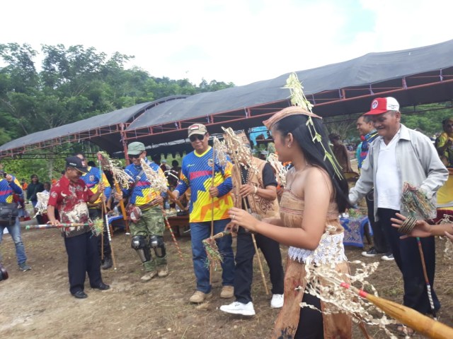 Gubernur Kalsel H Sahbirin Noor saat HKSN di Desa Kinarum, Kabupaten Tabalong, Minggu (14/12). Foto: Humpro Kalsel