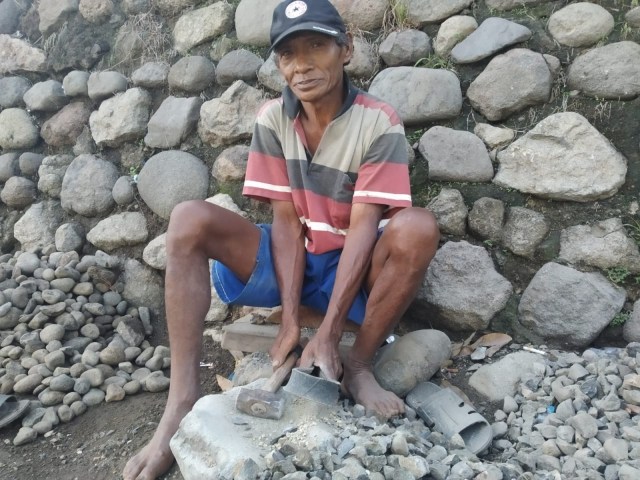 Jamaluddin, pemecah batu kerikil di Dompu, NTB. Foto: Ilyas Yasin/Info Dompu