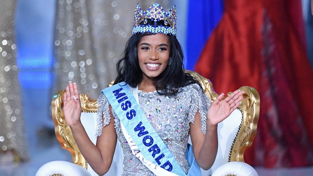 Miss Jamaika Toni-Ann Singh dinobatkan sebagai Miss World 2019 pada acara final Miss World 2019 di arena Excel, London, Inggris. Foto: AFP/DANIEL LEAL-OLIVAS