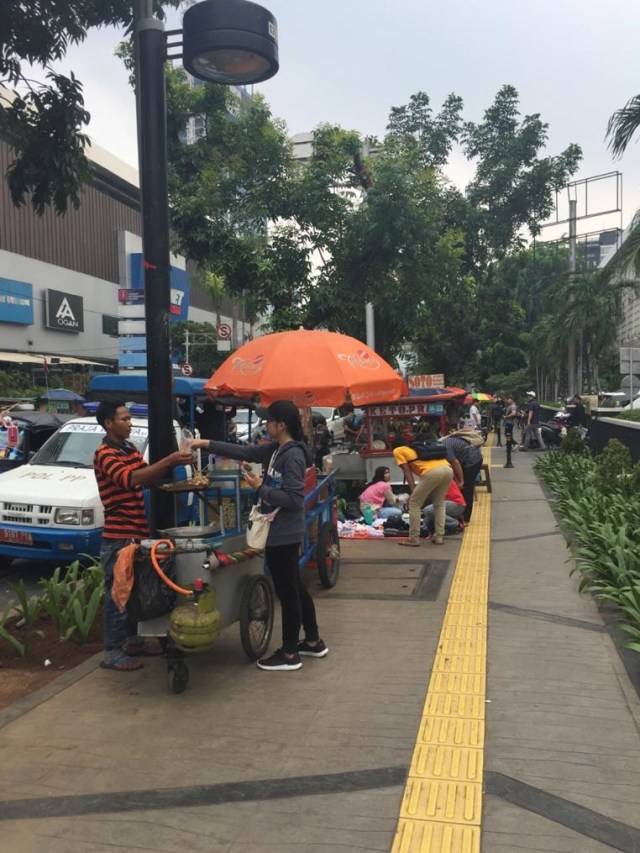 Sejumlah pedagang berjualan di zona kuning sekitar Car Free Day (CFD) Bundaran HI, Jakarta.  Foto: Muhammad Darisman/kumpran 