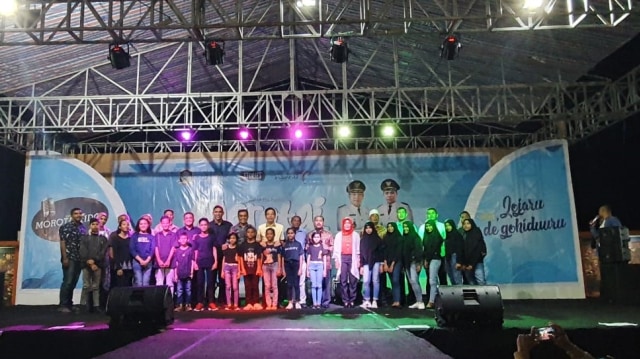 Bupati Pulau Morotai Benny Laos saat foto bersama peserta Morotai Idol 2019. Foto: Istimewa