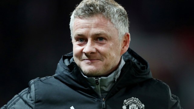 Ole Gunnar Solskjaer tersenyum usai Manchester United mengalahkan AZ. Foto: Reuters/Jon Super