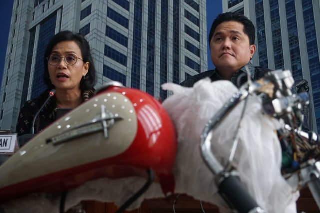 Menteri Keuangan Sri Mulyani dan Menteri BUMN Erick Thohir saat konferensi pers penyelundupan di pesawat Garuda Indonesia. Foto: Irfan Adi Saputra/kumparan