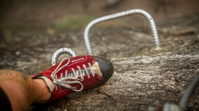 Ilustrasi kaki pendaki yang tengah melakukan ferrata Foto: Shutter Stock