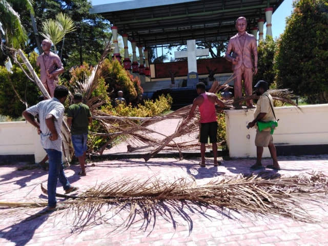 Gaji belum dibayar, para pekerja palang Situs Mansinam di Manokwari Papua Barat, foto : Edi Musahidin