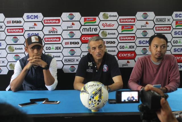 Pelatih Arema FC, Milomir Seslija (tengah) yang sedang diisukan keluar dari Arema FC. (Foto: Dokumen Tugumalang.id)