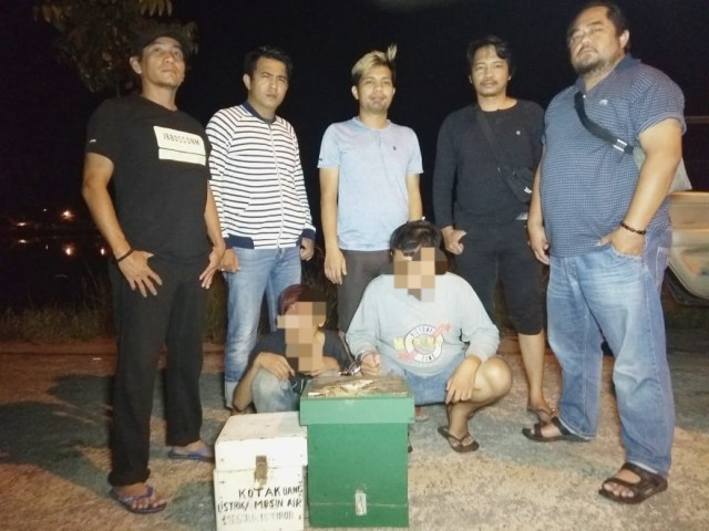 Tim buser saat amankan kedua pelaku pencurian kotak amal milik masjid.