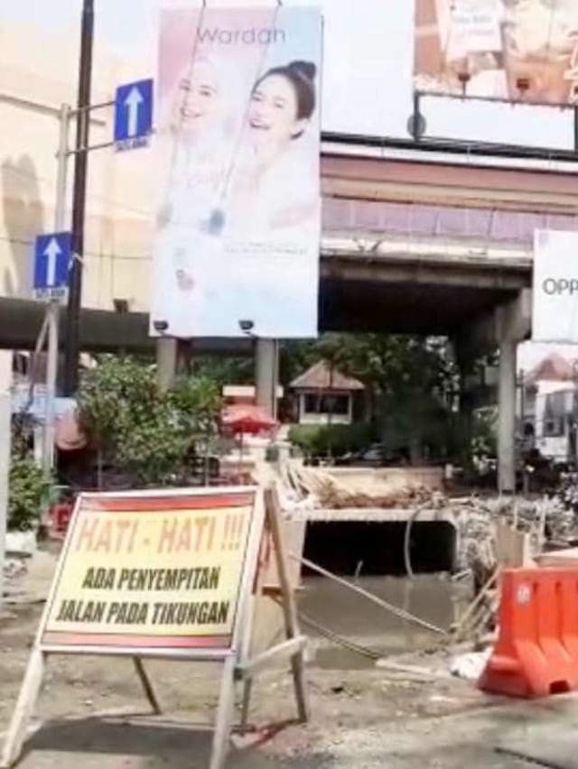 Proses perbaikan saluran air atau drainase di kawasan Simpang Lima tepatnya menuju ke Jalan Ahmad Dahlan, Semarang. Foto: Afiati Tsalitsati/kumparan