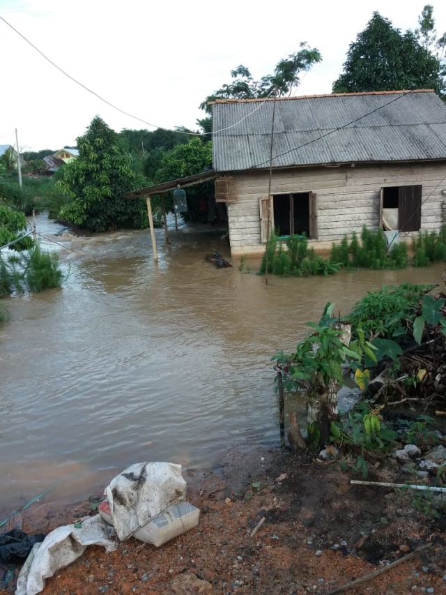 Sejumlah rumah terendam banjir, akibat hujan deras yang terjadi pada Minggu (15/12/19). (Dok Pusdalops BPBD Bangka Belitung)