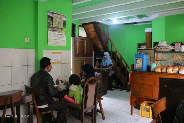 Mencicipi Bakso Akrom, Kuliner Legendaris di Malang (122617)
