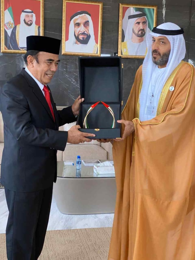 Menteri Agama Republik Indonesia Fachrul Razi (kiri) saat kunjungan kerja ke Uni Emirat Arab. Foto: Dok, Kementerian Agama